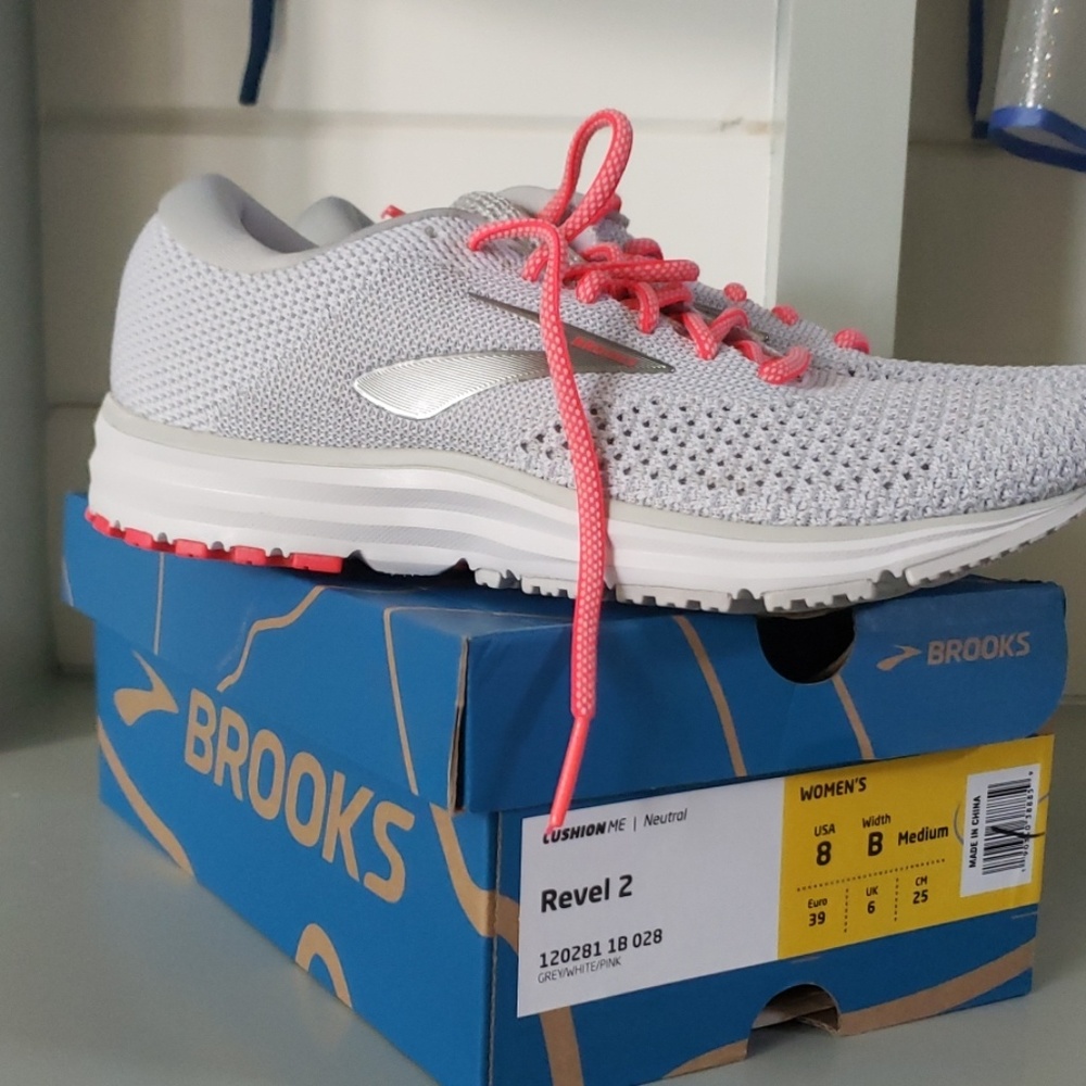 Women's Brooks size 8 NIB